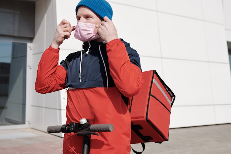 Různorodý tým spolupracující v moderní kanceláři